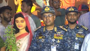শান্তিপূর্ণ পূজা উদযাপন নিশ্চিতকল্পে পূজামন্ডপ পরিদর্শন করলেন কমান্ডার চট্টগ্রাম নৌ অঞ্চল