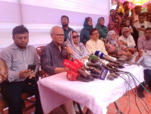 গরু ছাড়াই ঘানি টানা সেই প্রবীণ দম্পতির পাশে দাঁড়ালেন তারেক রহমান