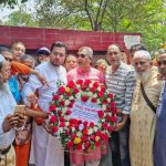 বিপ্লব উদ্যানে পোস্টম‌্যান কর্মচারী ইউ‌নিয়নের পুস্পস্তবক অর্পণ