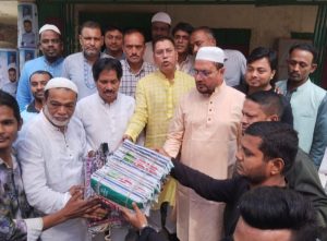 চট্টগ্রামে এস এম সাইফুল আলমের উদ্যোগে ঈদ সামগ্রী বিতরণ
