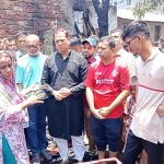 অগ্নিকাণ্ডে সর্বস্ব হারানো পরিবারের পাশে নাজিমুর রহমান