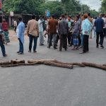 সীতাকুণ্ডে গাছ ফেলে মহাসড়ক অবরোধ, তীব্র যানজট