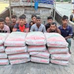 মায়ানমারে পাচারকালে সিমেন্ট বোঝাই দুটি বোটসহ ২১ জনকে আটক করেছে নৌবাহিনী