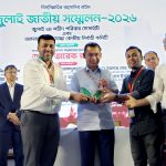 জুলাই শহীদ ও আহত পরিবারের পক্ষ থেকে প্রধানমন্ত্রী তারেক রহমানকে স্মৃতি স্মারক প্রদান করেন লায়ন সালাউদ্দীন আলী