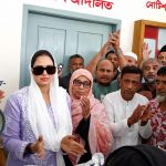 এমপির ব্যক্তিগত ত্রাণ বন্যাদুর্গত মানুষের হাতে; রাউজানে বিতরণে ফারনাজ শিরিন চৌধুরী