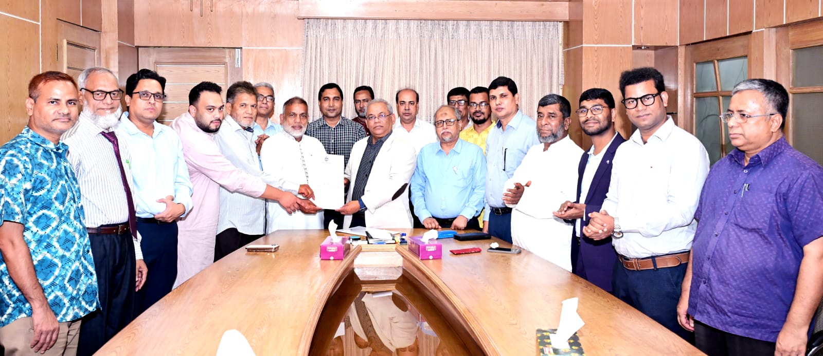 ১০টি নতুন বাস চট্টগ্রাম বিশ্ববিদ্যালয়-কে উপহার দিচ্ছে জসিম উদ্দিন ফাউন্ডেশন ১০টি নতুন বাস চট্টগ্রাম বিশ্ববিদ্যালয়-কে উপহার দিচ্ছে জসিম উদ্দিন ফাউন্ডেশন