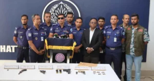 ফটিকছড়িতে পুলিশের সঙ্গে বন্দুকযুদ্ধ: অস্ত্র-গুলি উদ্ধার,কালা মোবারকসহ গ্রেপ্তার ৪ ফটিকছড়িতে পুলিশের সঙ্গে বন্দুকযুদ্ধ: অস্ত্র-গুলি উদ্ধার,কালা মোবারকসহ গ্রেপ্তার ৪