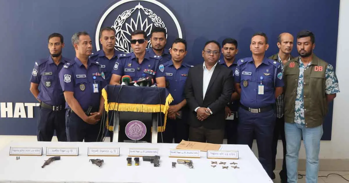 ফটিকছড়িতে পুলিশের সঙ্গে বন্দুকযুদ্ধ: অস্ত্র-গুলি উদ্ধার,কালা মোবারকসহ গ্রেপ্তার ৪ ফটিকছড়িতে পুলিশের সঙ্গে বন্দুকযুদ্ধ: অস্ত্র-গুলি উদ্ধার,কালা মোবারকসহ গ্রেপ্তার ৪