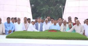 জিয়াউর রহমান ও খালেদা জিয়ার সমাধিতে প্রধানমন্ত্রীর শ্রদ্ধা জিয়াউর রহমান ও খালেদা জিয়ার সমাধিতে প্রধানমন্ত্রীর শ্রদ্ধা