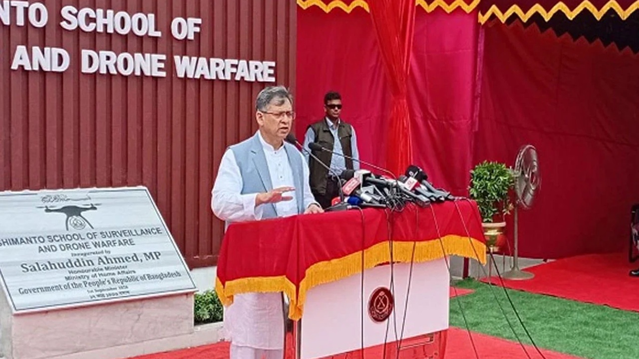‘আধুনিক ড্রোন প্রযুক্তি দুর্গম সীমান্তে নিরাপত্তা ও নজরদারি সহজতর করবে’-স্বরাষ্ট্রমন্ত্রী ‘আধুনিক ড্রোন প্রযুক্তি দুর্গম সীমান্তে নিরাপত্তা ও নজরদারি সহজতর করবে’-স্বরাষ্ট্রমন্ত্রী