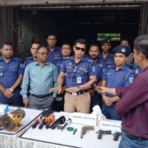 হাটহাজারীতে পুলিশের সাঁড়াশি অভিযান: সিএনজি ওয়ার্কশপের আড়ালে অস্ত্র তৈরির কারখানার সন্ধান হাটহাজারীতে পুলিশের সাঁড়াশি অভিযান: সিএনজি ওয়ার্কশপের আড়ালে অস্ত্র তৈরির কারখানার সন্ধান