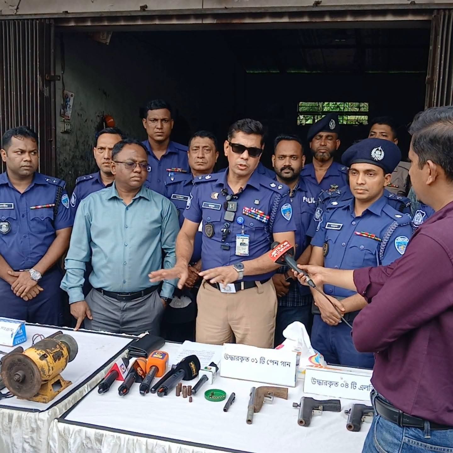 হাটহাজারীতে পুলিশের সাঁড়াশি অভিযান: সিএনজি ওয়ার্কশপের আড়ালে অস্ত্র তৈরির কারখানার সন্ধান হাটহাজারীতে পুলিশের সাঁড়াশি অভিযান: সিএনজি ওয়ার্কশপের আড়ালে অস্ত্র তৈরির কারখানার সন্ধান