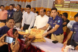 চন্দনাইশে গাছবাড়ীয়া সার্বজনীন হরিমন্দিরে বস্ত্র বিতরণ অনুষ্ঠানে পুলিশ সুপার